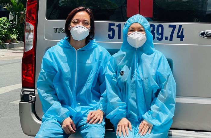 Việt Hương bật khóc: “chồng tôi là thạc sĩ mà đi bưng từng bịch gạo