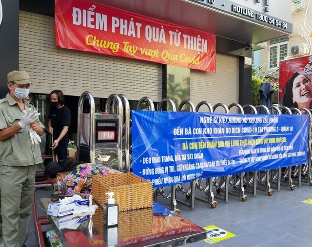 Việt Hương bật khóc: “chồng tôi là thạc sĩ mà đi bưng từng bịch gạo