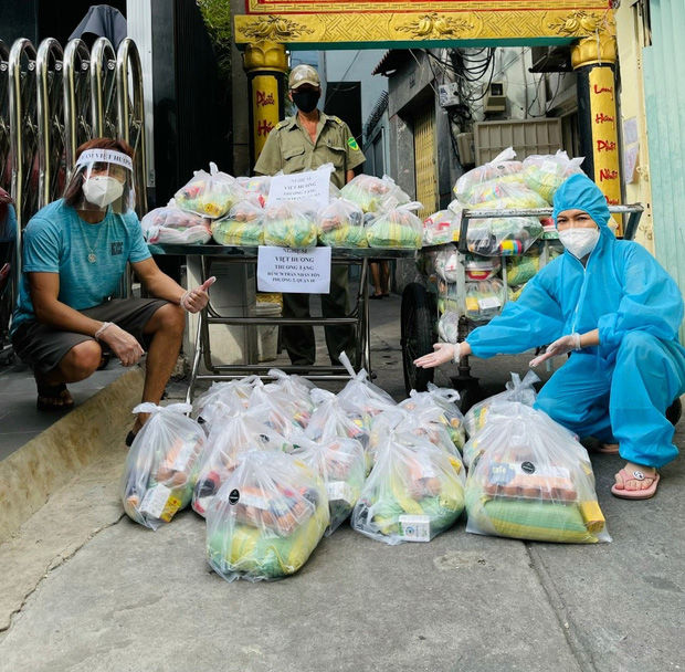 Việt Hương bật khóc: “chồng tôi là thạc sĩ mà đi bưng từng bịch gạo