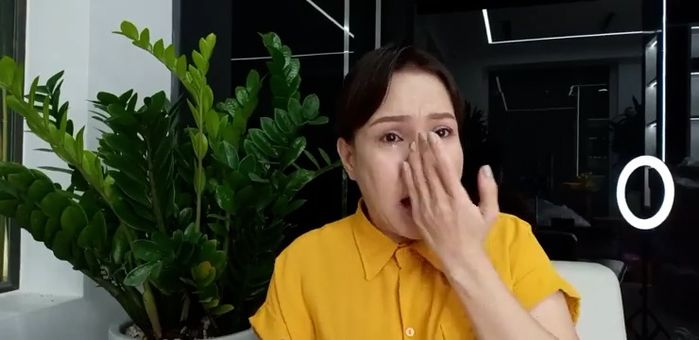 Việt Hương bật khóc: “chồng tôi là thạc sĩ mà đi bưng từng bịch gạo