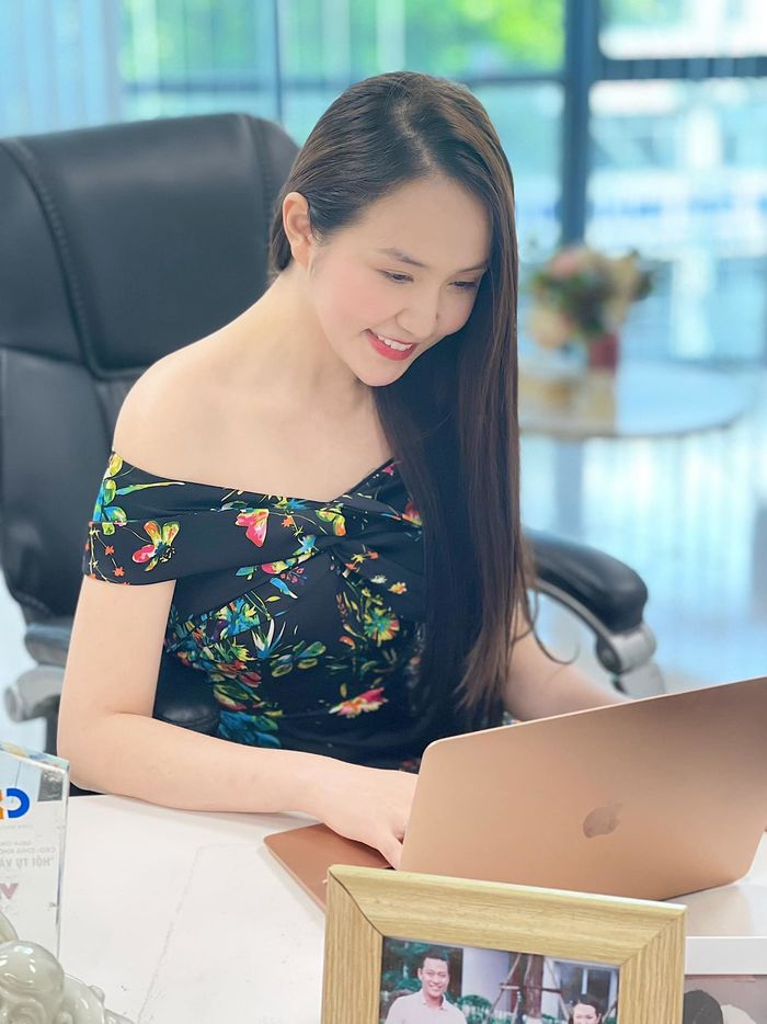 Vợ chủ tịch của Tuấn Hưng gợi ý phong cách thời trang công sở cực xinh
