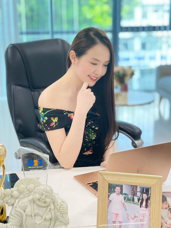 Vợ chủ tịch của Tuấn Hưng gợi ý phong cách thời trang công sở cực xinh