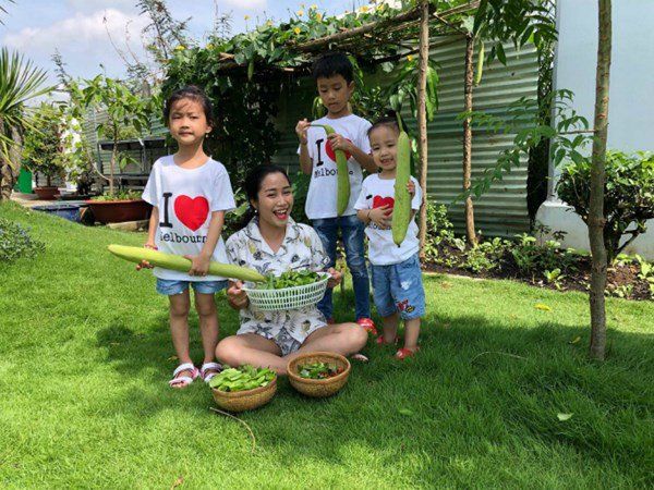 Sao Việt làm vườn mát tay: Nhật Kim Anh trồng mướp dài bằng người