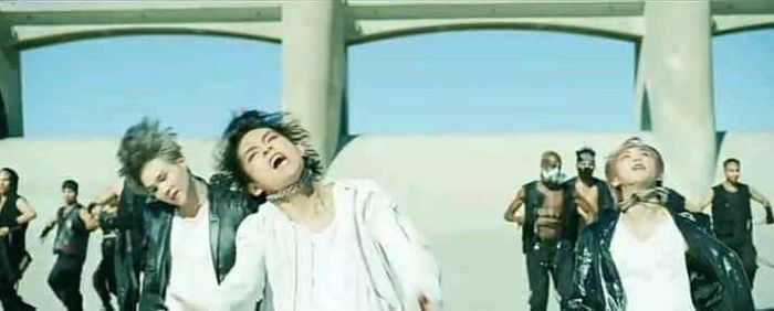 Xem MV xin đừng bấm dừng đột xuất: Đến Lisa, Jennie còn bị dìm