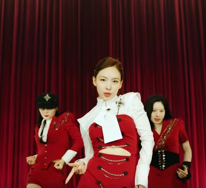 Xem MV xin đừng bấm dừng đột xuất: Đến Lisa, Jennie còn bị dìm