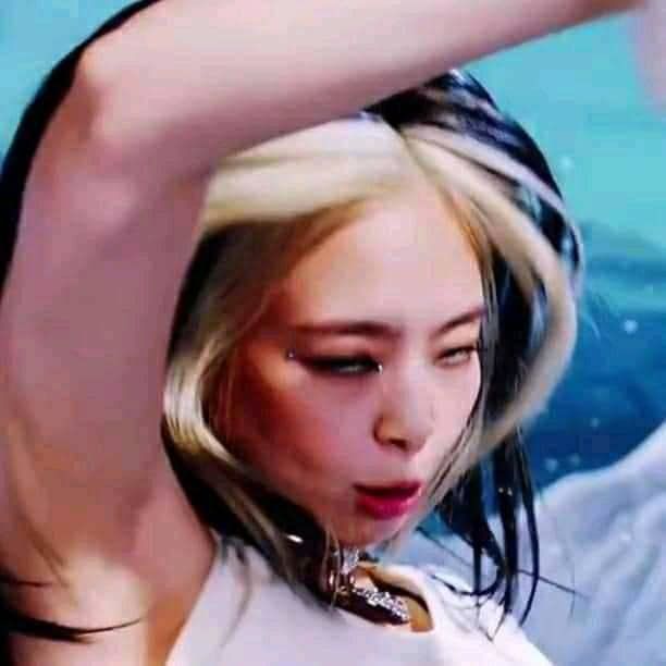 Xem MV xin đừng bấm dừng đột xuất: Đến Lisa, Jennie còn bị dìm