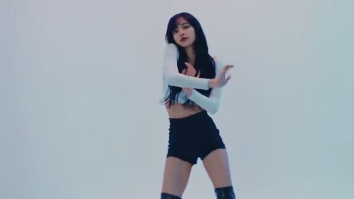 Xem MV xin đừng bấm dừng đột xuất: Đến Lisa, Jennie còn bị dìm