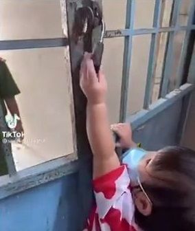 Xúc động cảnh chiến sĩ về thăm nhà, con gái cố sức mở khóa cửa cho cha