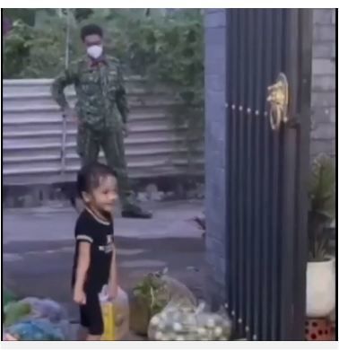 Xúc động cảnh chiến sĩ về thăm nhà, con gái cố sức mở khóa cửa cho cha