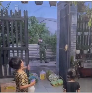 Xúc động cảnh chiến sĩ về thăm nhà, con gái cố sức mở khóa cửa cho cha
