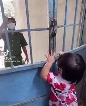Xúc động cảnh chiến sĩ về thăm nhà, con gái cố sức mở khóa cửa cho cha