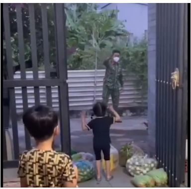 Xúc động cảnh chiến sĩ về thăm nhà, con gái cố sức mở khóa cửa cho cha