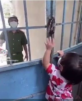 Xúc động cảnh chiến sĩ về thăm nhà, con gái cố sức mở khóa cửa cho cha