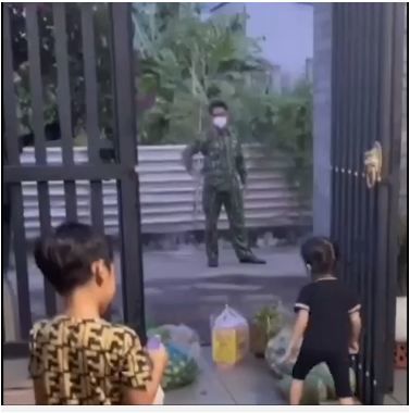 Xúc động cảnh chiến sĩ về thăm nhà, con gái cố sức mở khóa cửa cho cha