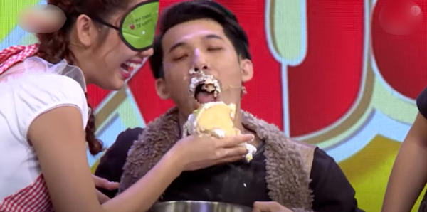 1001 biểu cảm của sao khi bị trét bánh kem: Sơn Tùng mất vẻ điển trai