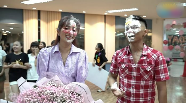 1001 biểu cảm của sao khi bị trét bánh kem: Sơn Tùng mất vẻ điển trai