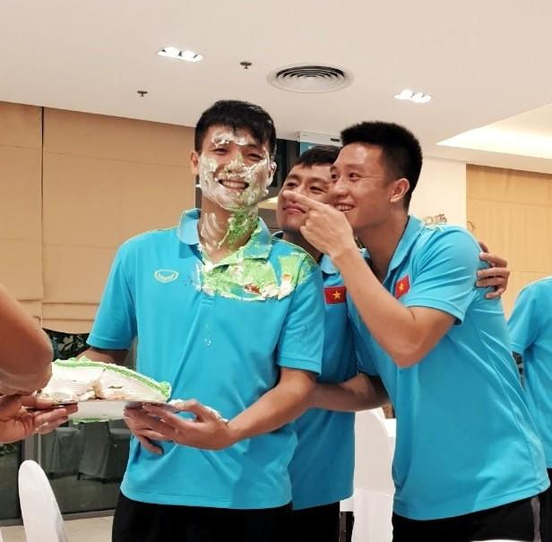 1001 biểu cảm của sao khi bị trét bánh kem: Sơn Tùng mất vẻ điển trai