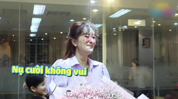 1001 biểu cảm của sao khi bị trét bánh kem: Sơn Tùng mất vẻ điển trai
