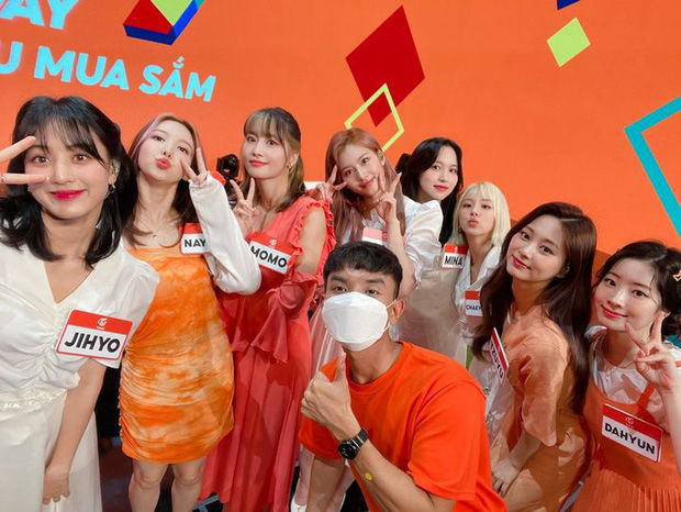2 bạn trẻ Việt khiến fan Kpop ghen tỵ hết mức: Làm việc với Lisa