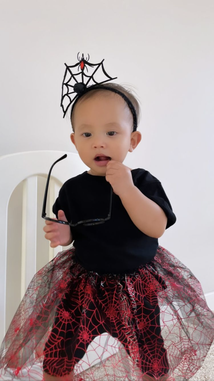 2 em bé chơi Halloween sớm nhất: Lisa hoá nhền nhện, Leon làm giáo sư