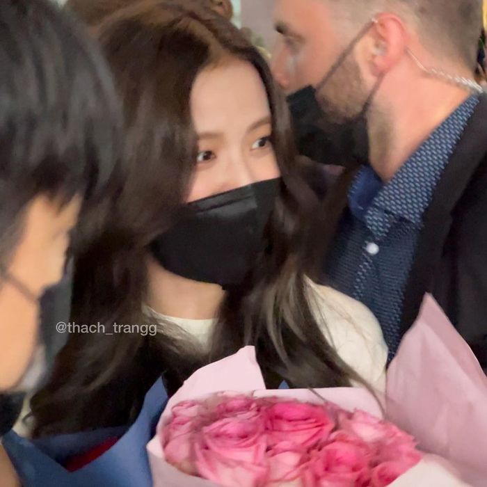 2 fangirl đu idol may mắn nhất: Tha hồ chụp cận, được Jisoo nắm tay