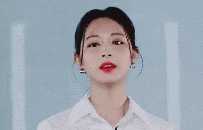 2 visual đỉnh nhất Kpop hóa soái tỷ: Thần thái Tzuyu có lấn át?