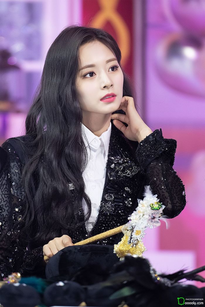 2 visual đỉnh nhất Kpop hóa soái tỷ: Thần thái Tzuyu có lấn át?