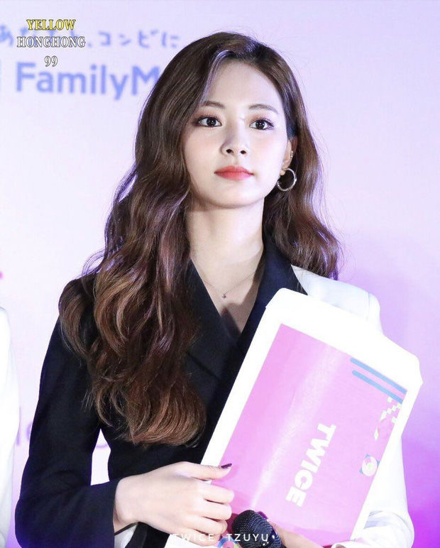 2 visual đỉnh nhất Kpop hóa soái tỷ: Thần thái Tzuyu có lấn át?