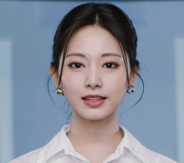 2 visual đỉnh nhất Kpop hóa soái tỷ: Thần thái Tzuyu có lấn át?