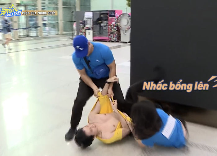 Karik phải dùng răng để giữ chiếc áo tả tơi sau trận chiến: Thương quá