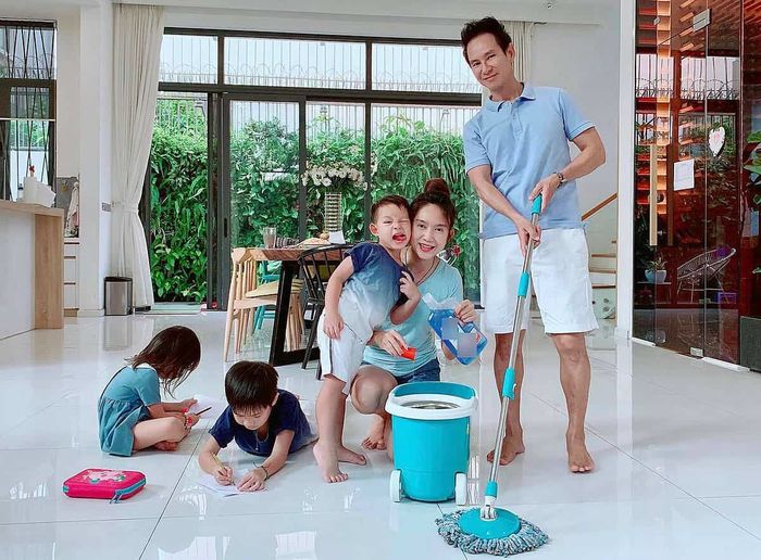 3 đại gia showbiz Việt nuôi con cực bình dân: Nhất là MC Quyền Linh