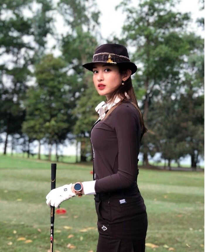 Style chơi golf của mỹ nhân Việt: Hương Giang chuộng váy ngắn cũn