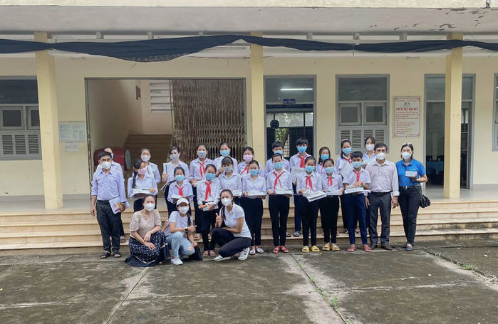 Á hậu Kim Duyên trao thiết bị học tập cho học sinh nghèo tỉnh Bến Tre