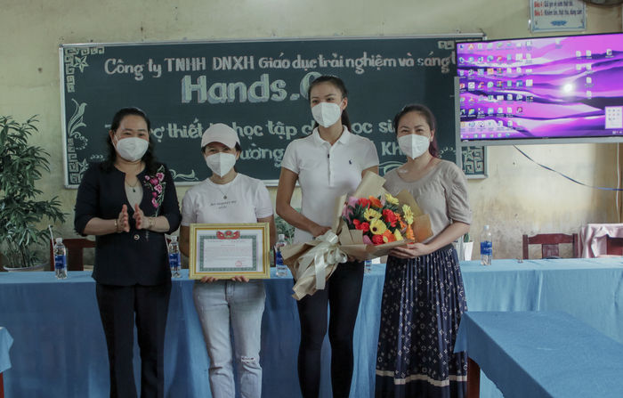 Á hậu Kim Duyên trao thiết bị học tập cho học sinh nghèo tỉnh Bến Tre