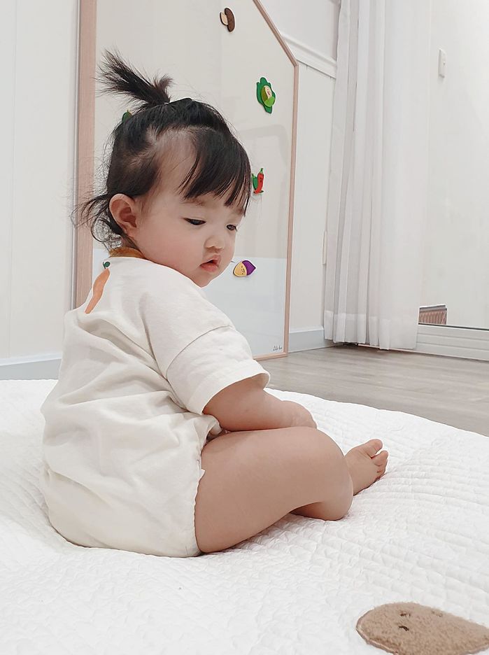 Con gái Đông Nhi diện 7749 kiểu đồ trắng nhưng không hề nhàm chán