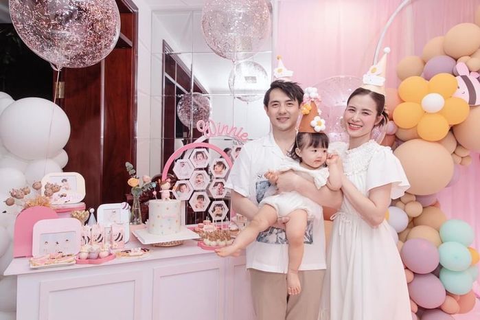 Con gái Đông Nhi diện 7749 kiểu đồ trắng nhưng không hề nhàm chán