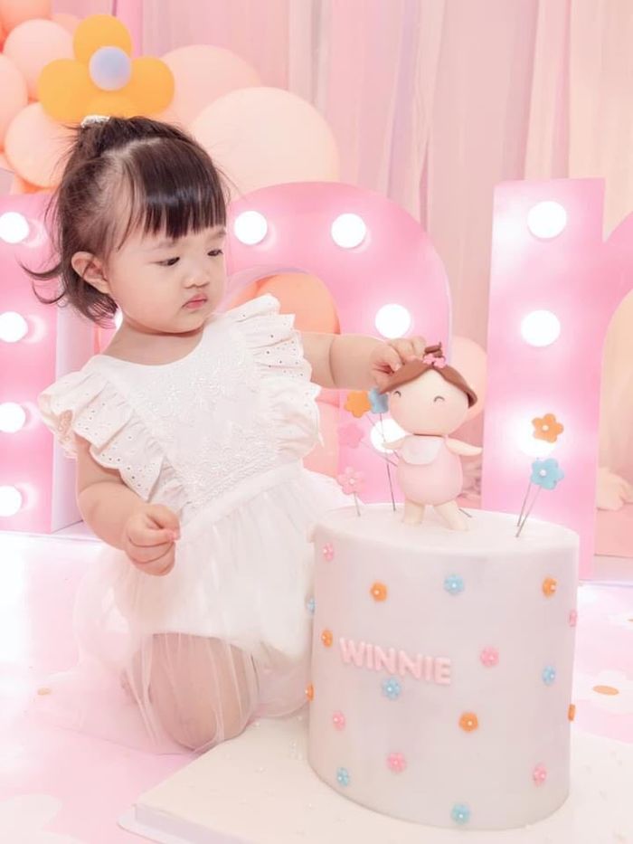 Con gái Đông Nhi diện 7749 kiểu đồ trắng nhưng không hề nhàm chán