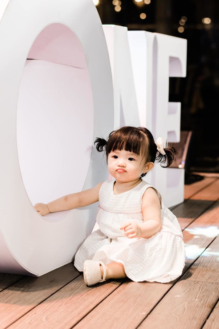Con gái Đông Nhi diện 7749 kiểu đồ trắng nhưng không hề nhàm chán