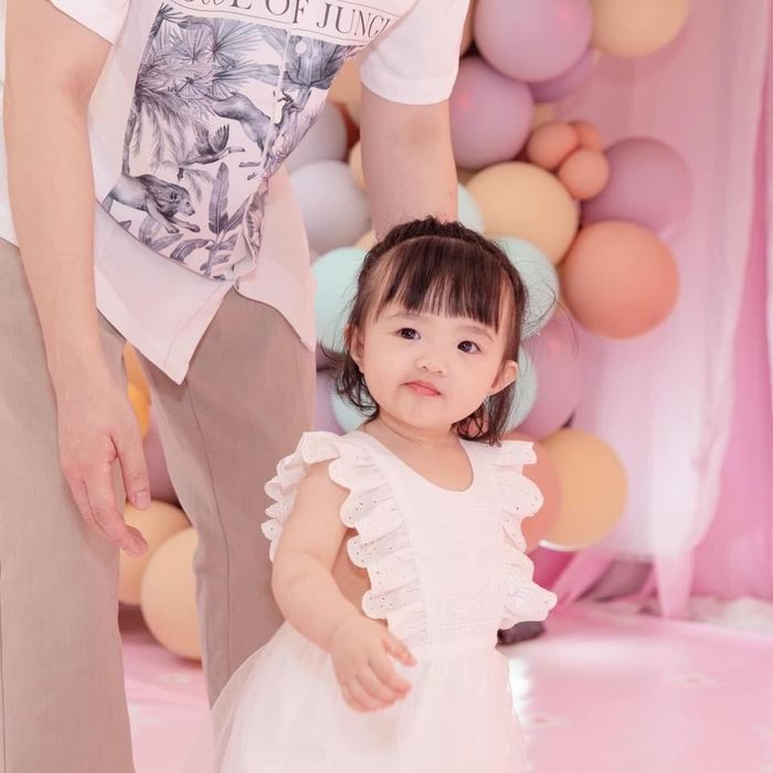 Con gái Đông Nhi diện 7749 kiểu đồ trắng nhưng không hề nhàm chán