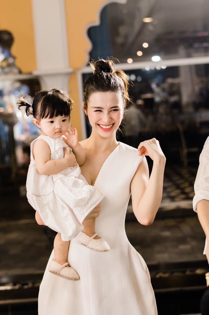 Con gái Đông Nhi diện 7749 kiểu đồ trắng nhưng không hề nhàm chán