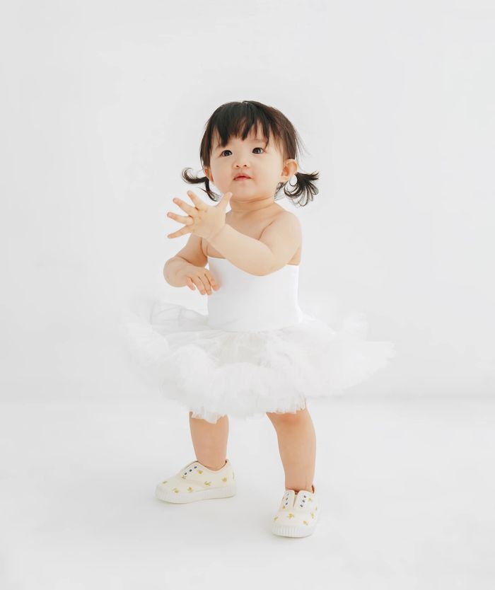 Con gái Đông Nhi diện 7749 kiểu đồ trắng nhưng không hề nhàm chán
