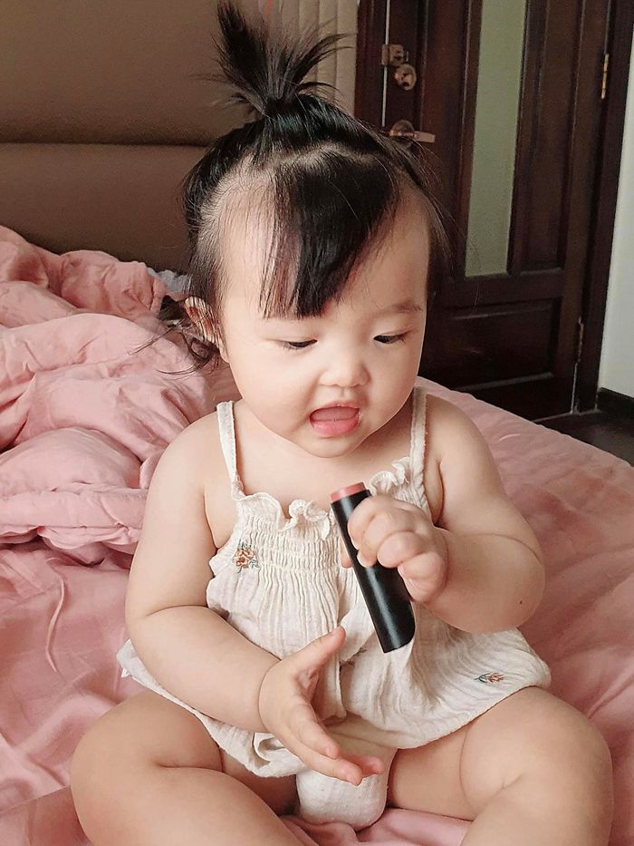 Con gái Đông Nhi diện 7749 kiểu đồ trắng nhưng không hề nhàm chán