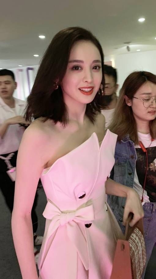 Ảnh chưa chỉnh sửa của phái toàn chân Cbiz: Triệu Lộ Tư thắng thế