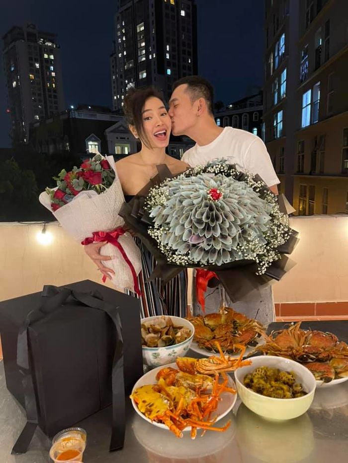 Ảnh hot sao Việt 21/10: Kim Lý làm điều lãng mạn khiến Hà Hồ hạnh phúc