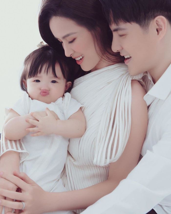 Ảnh hot sao Việt 26/10: Đông Nhi đã chịu... mặc áo cho con gái