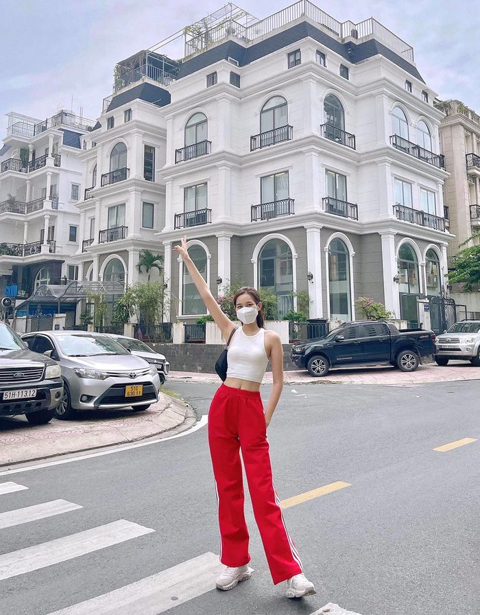 Ảnh hot sao Việt 26/10: Đông Nhi đã chịu... mặc áo cho con gái