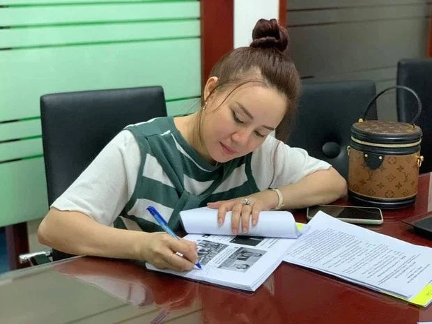 Ảnh hot sao Việt 26/10: Đông Nhi đã chịu... mặc áo cho con gái