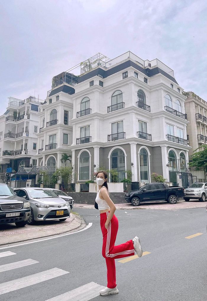 Ảnh hot sao Việt 26/10: Đông Nhi đã chịu... mặc áo cho con gái