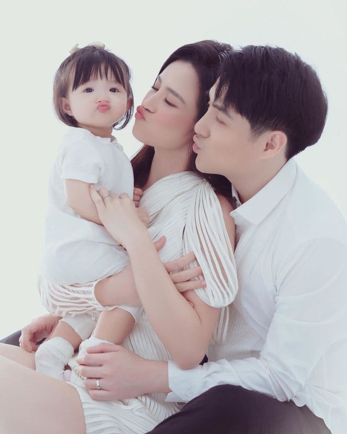 Ảnh hot sao Việt 26/10: Đông Nhi đã chịu... mặc áo cho con gái