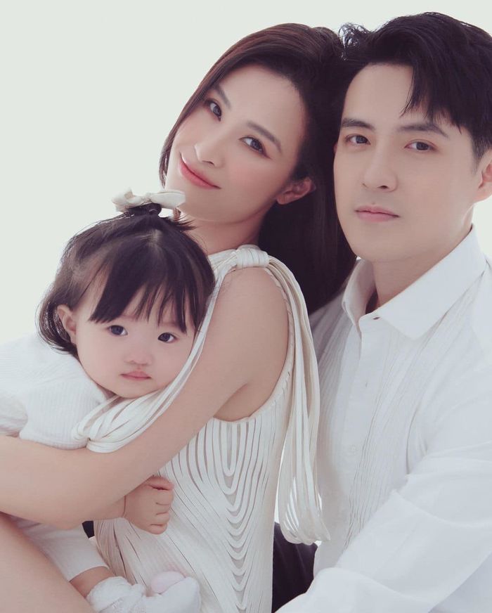 Ảnh hot sao Việt 26/10: Đông Nhi đã chịu... mặc áo cho con gái